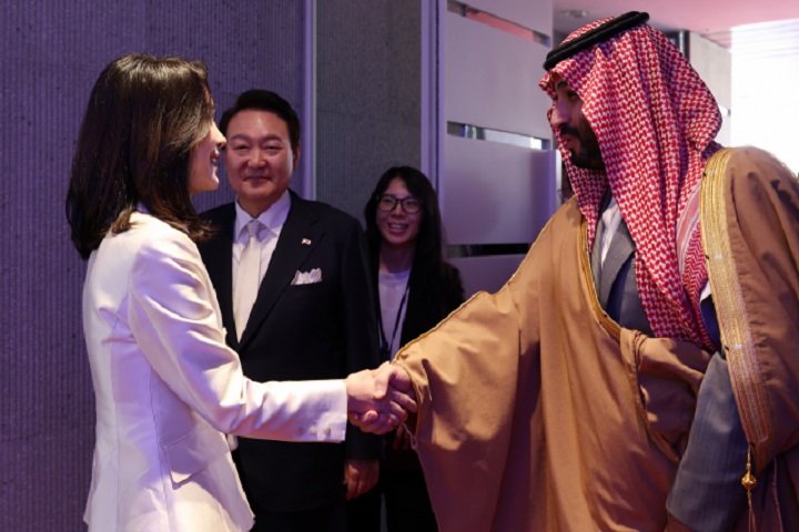 윤석열 대통령과 김건희 여사가 지난해 11월 17일 서울 한남동 대통령 관저에서 무함마드 빈 살만 사우디아라비아 왕세자 겸 총리를 맞이하고 있다. /대통령실