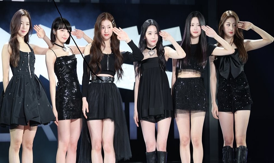 하이브엔터테인먼트 소속 아이돌 그룹 르세라핌(LE SSERAFIM)의 카즈하(왼쪽부터), 김채원, 김가람, 사쿠라, 홍은채, 허윤진이 2일 오후 서울 중구 장충체육관에서 열린 데뷔 앨범 'FEARLESS' 발매 기념 쇼케이스에서 포즈를 취하고 있다. /연합뉴스