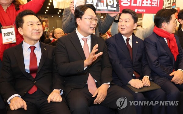 (왼쪽부터)국민의힘 김기현·천하람·안철수·황교안 당대표 후보가 13일 제주도 제주시 퍼시픽호텔에서 열린 '힘내라! 대한민국 - 제3차 전당대회 제주 합동연설회'에 참석해 대화를 나누고 있다. /연합뉴스