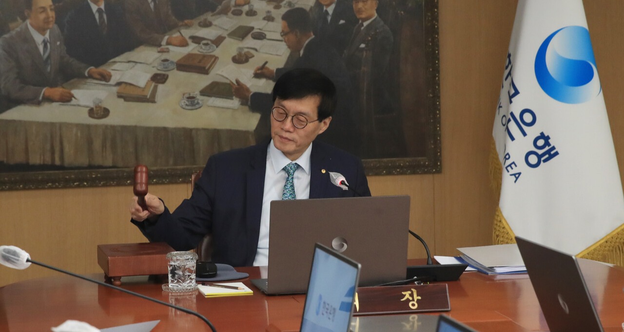 23일 한국은행 금융통화위원회(금통위)가 종전 기준금리 연 3.5%를 유지하기로 했다. 이창용 한국은행 총재(사진)가 23일 오전 서울 중구 한국은행에서 열린 금융통화위원회 본회의에서 회의를 주재하고 있다. /한국은행