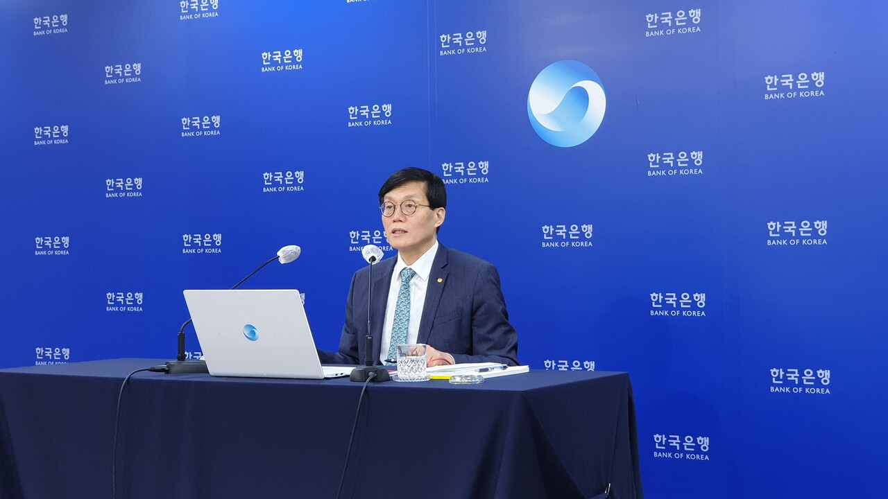 이창용 한국은행 총재가 “최종금리에 대해 금통위원 중 한 분은 3.5% 동결이 적절하다 하셨고 나머지 다섯 분은 당분간 최종금리를 3.75%까지 가져갈 가능성을 열어둬야 한다고 했다”라고 말했다. 이번 동결의 의미를 ‘금리 인상 기조가 끝났다’라는 의미로 받아들이지 말라는 당부다. /최주연 기자