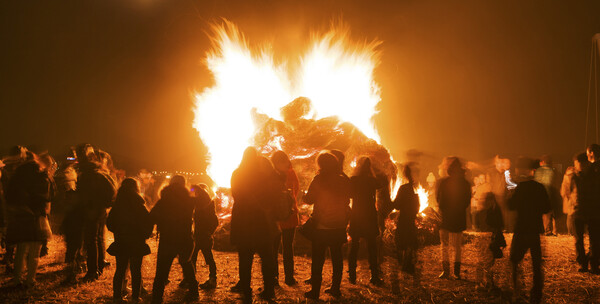 달집이 활활 타오르자 마을 사람들은 너나없이 각자의 소원을 정성껏 빌었다. 달집 태우기 이미지 사진 /게티이미지뱅크