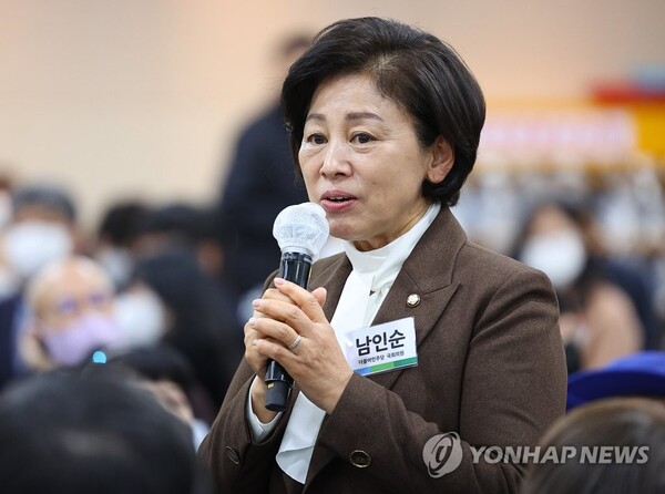 더불어민주당 남인순 의원이 1월 10일 오전 서울 여의도 이룸센터에서 열린 2023 장애계 신년인사회에서 신년사를 하고 있다. /연합뉴스