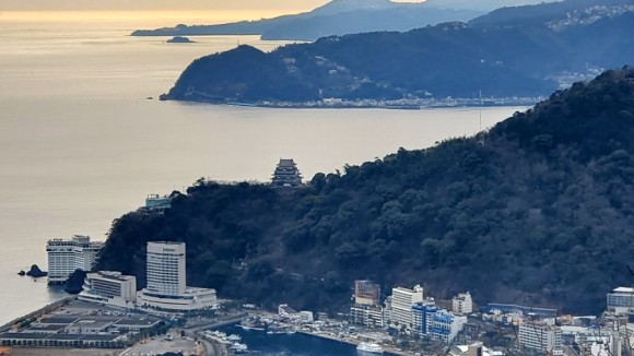 사진 중앙에 '아타미 성'이 보인다. 원래는 성이 없었는데 관광용으로 세운 것이란다. 성 위에서 바라보는 경치는 어떤지 한 번쯤 가보고 싶어진다. /사진=양은심