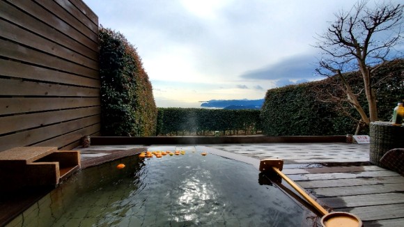 우리 숙소의 노천탕. 온천이 아니어서 아쉽지만, 피로를 풀기에는 충분하다. 복잡한 머리를 비우고 싶다면, 비 오는 날의 노천탕을 권하고 싶다. /사진=양은심