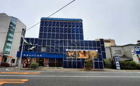 군청색 타일 벽의 '아타미 야마구치 미술관' 전경. 작은 아파트 1층과 2층을 개조하여 만든 사립 미술관이다. 왼쪽 벽에 있는 것은 '돌고래'라는 작품이다. 입장료 없이 누구나 볼 수 있도록 벽에 설치했단다. /사진=양은심