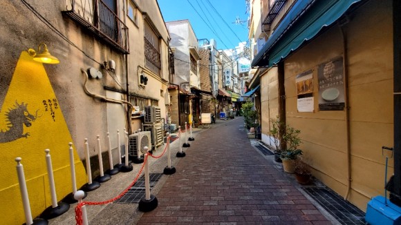 이 거리 왼쪽에 카페가 있다. 유명한 먹거리가 있어서 용 그림이 있는 곳에 기다리는 줄이 생길 때가 많다고 한다. 조용한 거리 풍경. 마음이 편안해진다. 사진을 찍는 내 뒤는 활기 넘치는 상점가다. /사진=양은심