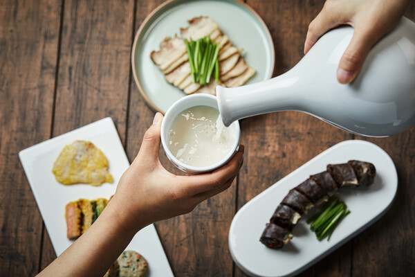 술은 인간관계도 껄끄럽던 대화도 안 좋았던 관계도 술술 풀어주는 만병통치약이다. /게티이미지뱅크