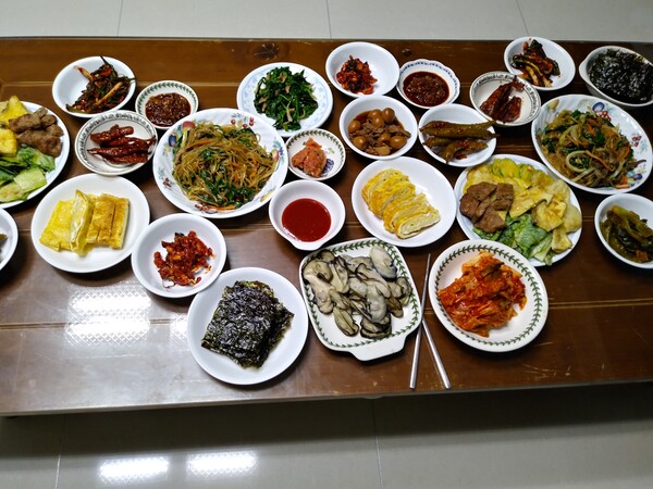 생일 상차림. 혼자서 진수성찬을 차려 먹기보다 나물 한 개 놓고 먹어도 함께 먹으면 다 맛있다. /사진=송미옥