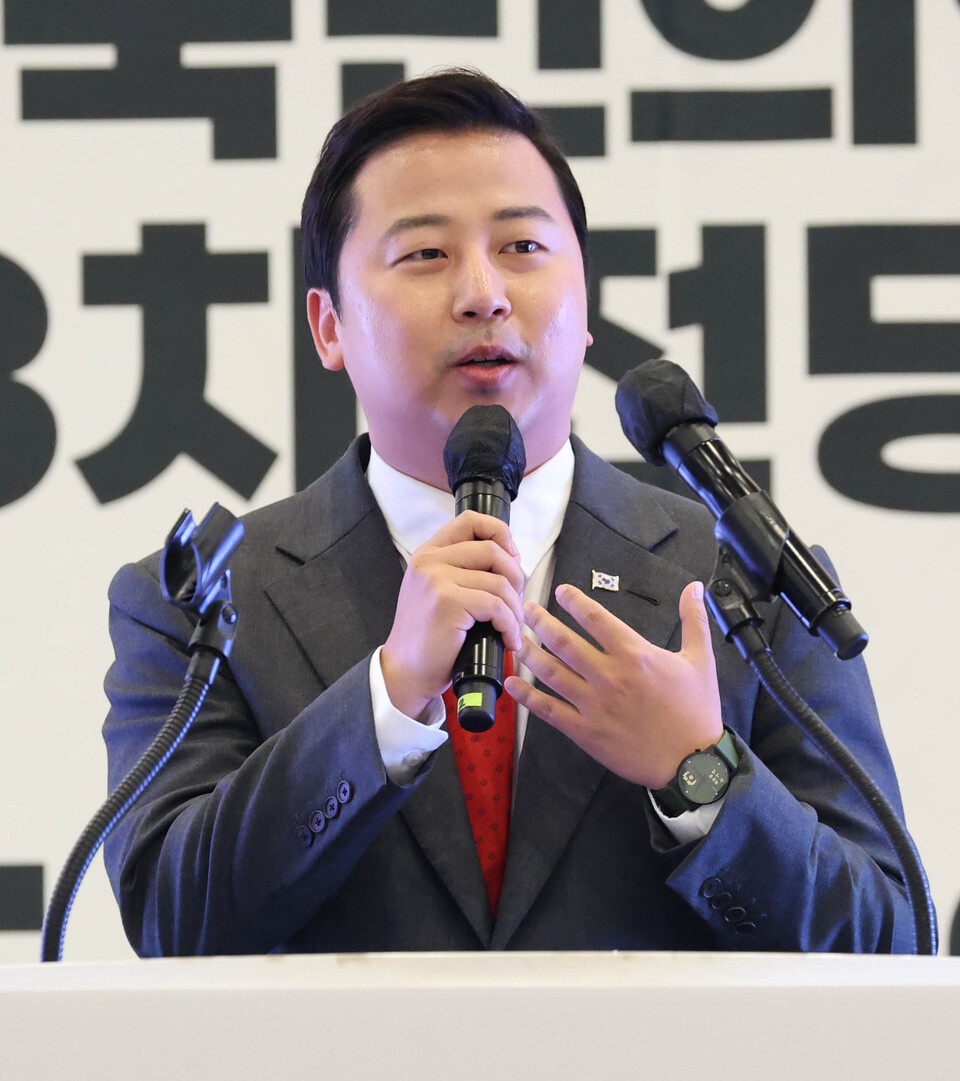 국민의힘 장예찬 청년최고위원후보가 13일 제주도 제주시 퍼시픽호텔에서 열린 '힘내라! 대한민국 - 제3차 전당대회 제주 합동연설회'에서 정견발표를 하고 있다. /연합뉴스