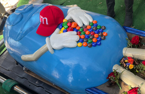 미국에서 30년간 교사로 일하며 ‘엠엔엠즈 마니아’라고 불린 메리 마틴이 직접 디자인하고 제작한 자신의 관. /스콧 라운드트리