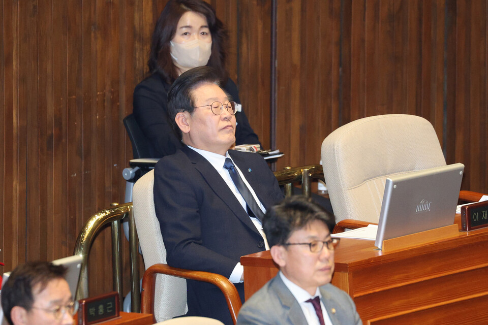 더불어민주당 이재명 대표가 27일 오후 국회에서 열린 본회의에서 본인의 체포동의안 부결 결과를 듣고 있다. / 연합뉴스