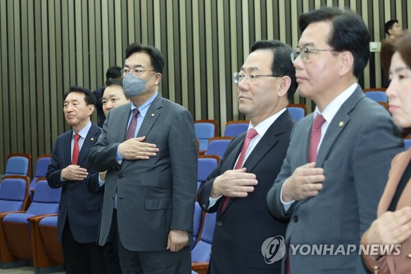 국민의힘 정진석 비상대책위원장, 주호영 원내대표 등이 27일 오후 국회에서 열린 의원총회에서 국기에 경례하고 있다. /연합뉴스