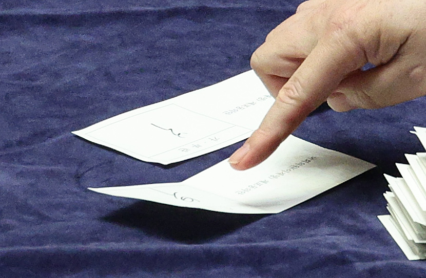 27일 오후 국회에서 열린 본회의에서 더불어민주당 이재명 대표에 대한 체포동의안 표결 절차 도중 표기가 애매한 2장의 투표용지를 놓고 감표위원들이 논의하고 있다. /연합뉴스