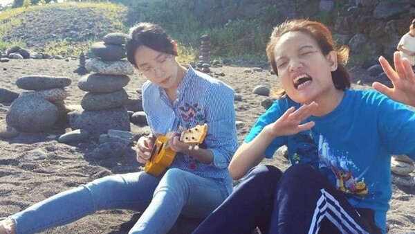 발달장애 혜정과 그의 언니 혜영의 삶을 그려낸 다큐멘터리 영화 '어른이 되면'의 한 장면. 사진은 기사와는 무관하다. /시네마달