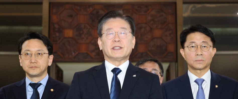 더불어민주당 이재명 대표가 27일 국회에서 열린 본회의에서 본인의 체포동의안이 부결된 뒤 모든 법률안의 표결을 마치고 나서 본회의장 밖으로 나와 취재진의 질문에 답변하고 있다. / 연합뉴스