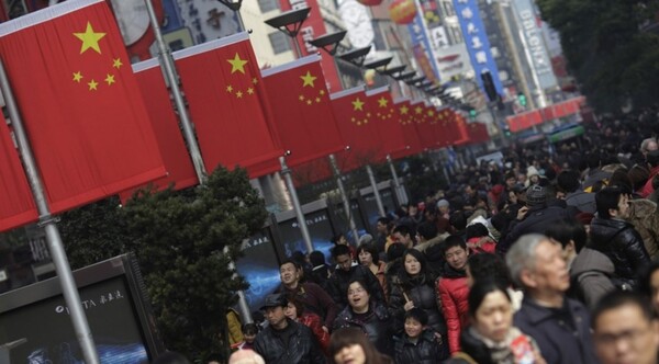 중국 최대 명절인 춘제(春節·설)를 맞아 상하이의 한 상점가가 사람들로 붐비고 있다. /연합뉴스