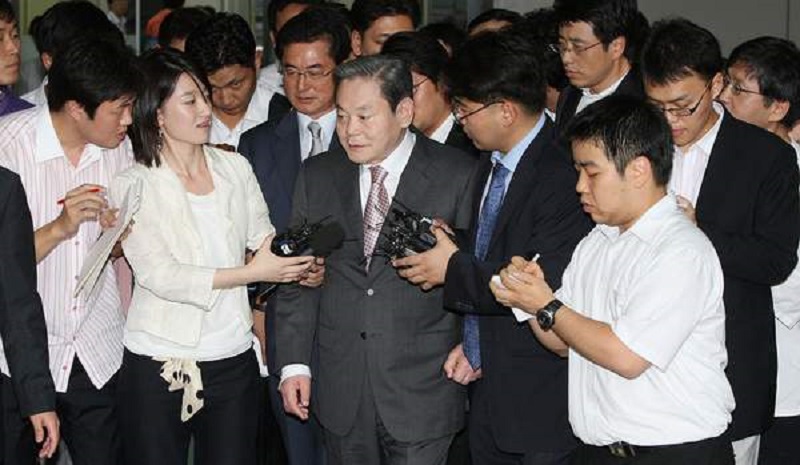 지난 2009년 이건희 삼성그룹 회장이 기자들로부터 삼성에버랜드 전환사채 저가 발행과 관련한 질문을 받고 있다. /연합뉴스