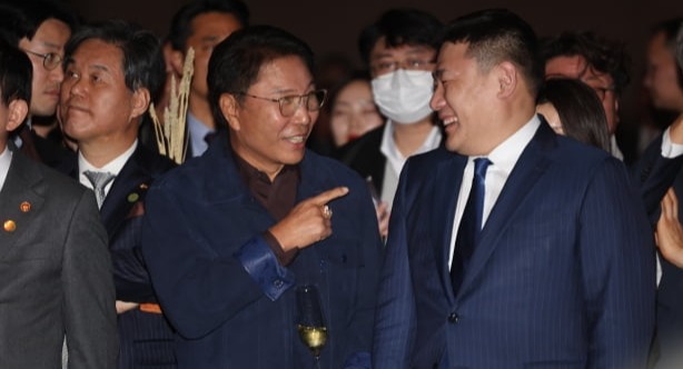 지난 2월 14일 '한국·몽골 경제인 만찬'에 참석한 이수만 전 SM 총괄프로듀서가 관계자들과 대화를 나누고 있다. /연합뉴스