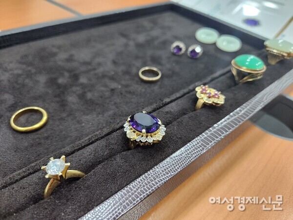 가수 인순이 씨가 어머니에게 직접 선물했던 반지(왼쪽 끝). 지금은 다이아몬드 대신 큐빅이 올려져 있다. /김혜선 기자