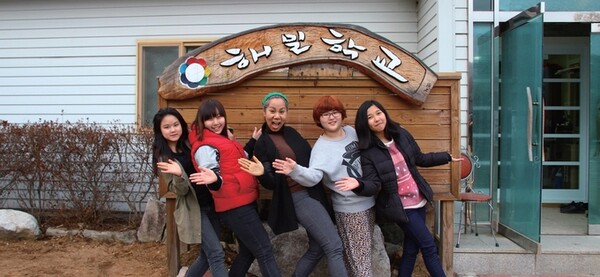 해밀학교 학생들과 함께 포즈를 취하고 있는 인순이 씨(가운데). /해밀학교