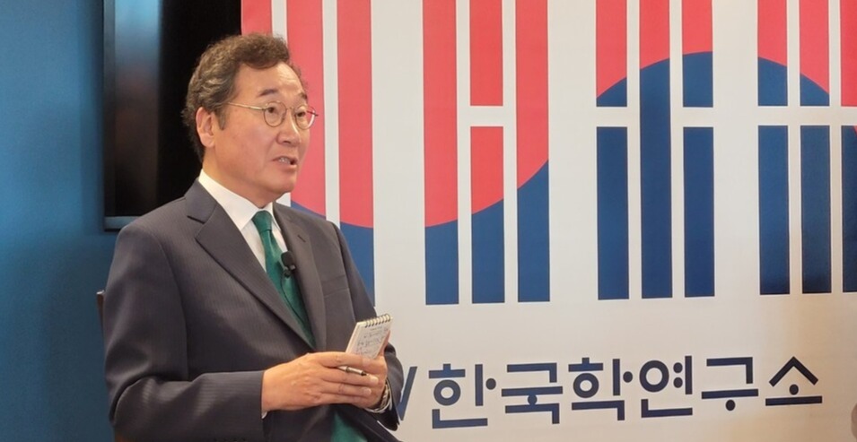 이낙연 전 국무총리가 21일(현지시간) 미국 워싱턴DC에 있는 조지워싱턴대에서 한반도 비핵화를 위한 접근 방식에 대해 강연하고 있다. /연합뉴스
