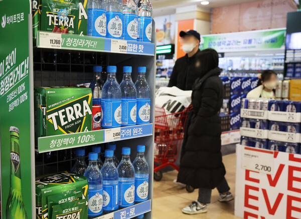 주류 업계도 가격 동결을 결정했다. /연합뉴스