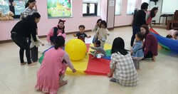 유치부 교사로 주말 봉사 활동하는 김지현 님의 모습, 기린이 그려진 그림 바로 아래 정면을 바라보고 있는 사람이 김지현 님이다. /김지현