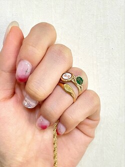 딸이 졸업 반지 3개를 손에 낀 모습, 공모전을 위해 딸과 함께 반지 사진을 찍었다. /김지현