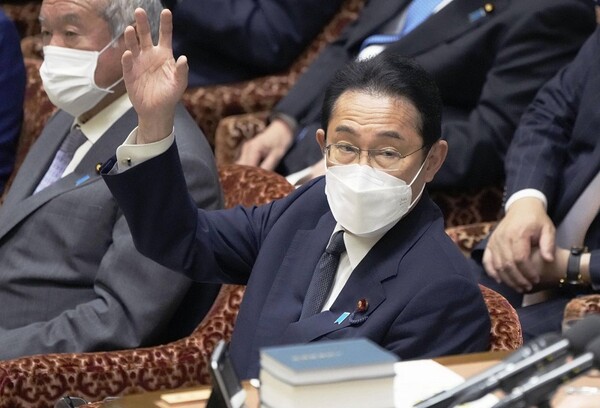 기시다 후미오 총리가 참의원에서 손짓을 하고 있다. /교도=연합뉴스