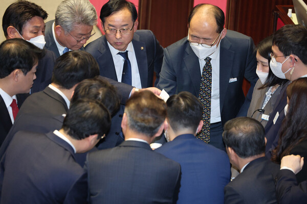 지난 2월 27일 오후 국회에서 열린 본회의에서 감표위원들이 더불어민주당 이재명 대표에 대한 체포동의안 무효표 논란 관련 논의를 하고 있다. /연합뉴스