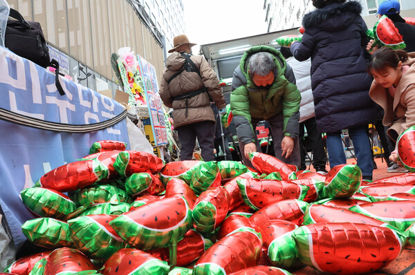 3일 오후 서울 여의도 더불어민주당 당사 앞에서 더불어수박깨기운동본부 관계자들이 비명계 의원들을 규탄하는 집회를 열고 있다. '수박'은 이 대표를 지지하지 않는, 겉과 속이 다른 배신자라는 뜻으로 이 대표 측 지지자가 지난 대선 당시 경선 상대였던 이낙연 전 대표의 측근 등을 비난할 때 쓴 표현이다. /연합뉴스