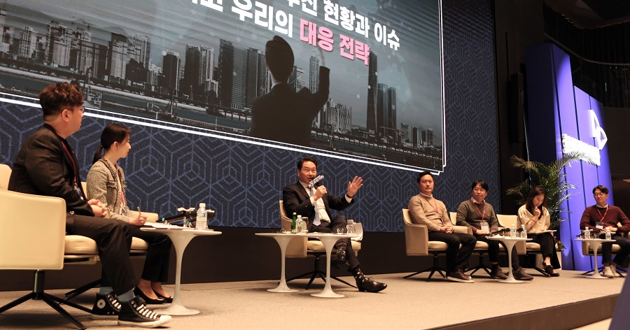 최태원 SK그룹 회장이 지난 2월 3일 워커힐 호텔에서 열린 '2023 신임임원과의 대화'에 참석해 신임임원 패널과 토론을 하고 있다. /SK그룹