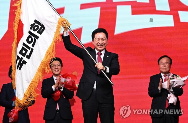 8일 오후 경기도 고양시 일산 킨텍스에서 열린 국민의힘 제3차 전당대회에서 김기현 신임 당 대표가 당기를 흔들고 있다. /공동취재=연합뉴스