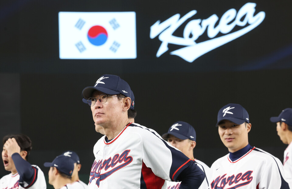 도쿄돔에 입성한 이강철 감독의 모습. 2023 WBC 대회가 열리는 일본 도쿄돔에서 8일 한국 대표팀 이강철 감독과 선수들이 단체사진 촬영을 마치고 그라운드를 걸어가고 있다. 대표팀은 이곳에서 9일 호주와 1라운드 첫 경기를 치른다. /연합뉴스