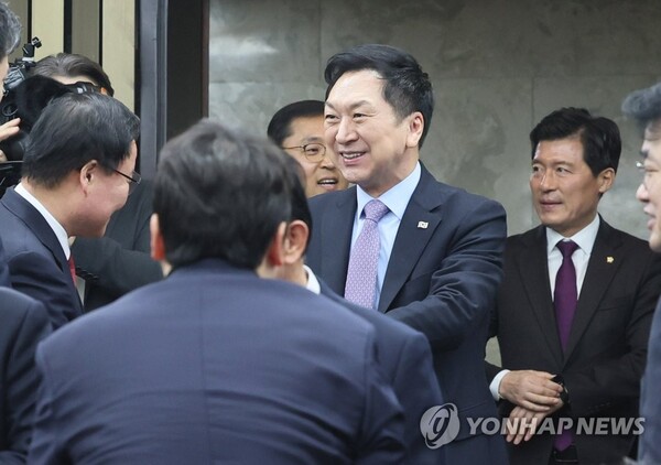 국민의힘 김기현 대표가 10일 오전 국회에서 열린 정책 의원총회에 참석하며 의원들의 축하를 받고 있다. /연합뉴스