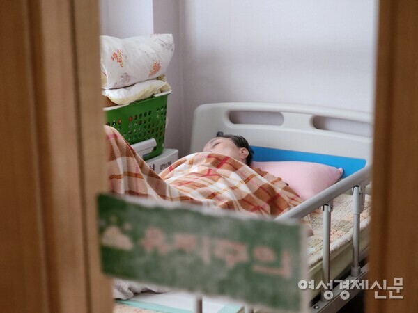 치매 환자 전문 요양시설에 입소한 한 치매 어르신. /김현우 기자