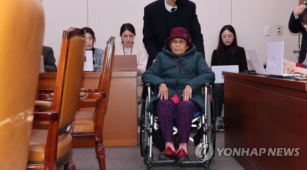 강제징용 피해자 양금덕 할머니가 13일 오전 서울 여의도 국회에서 국민의힘이 불참한 가운데 열린 외교통일위원회 전체회의에 긴급현안질의 참고인으로 출석하고 있다. /연합뉴스