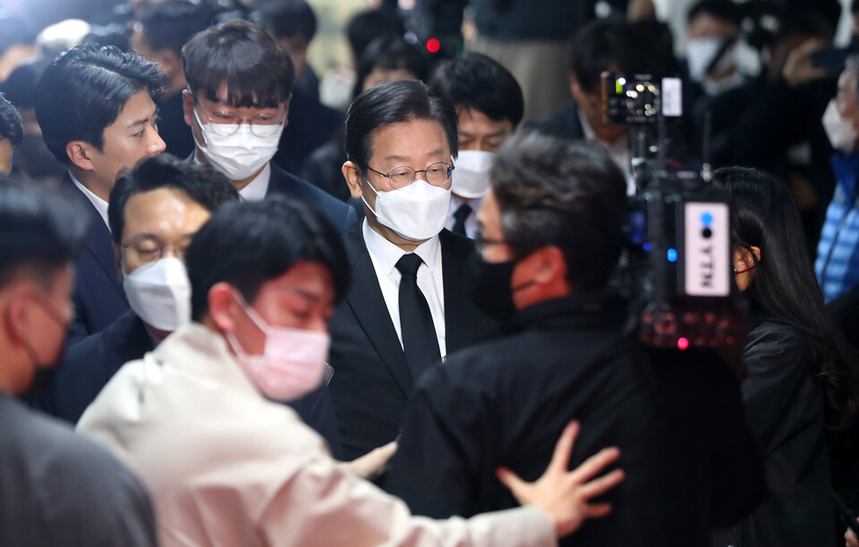 더불어민주당 이재명 대표가 10일 오후 경기도 성남시의료원에 마련된 경기도지사 시절 초대 비서실장 전모 씨 빈소에서 조문을 마친 후 나오고 있다. /연합뉴스