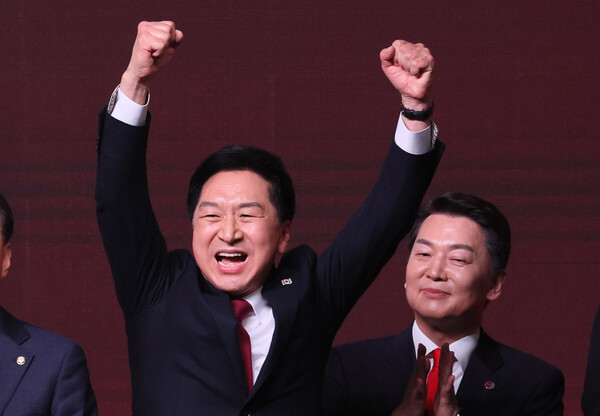 8일 오후 경기도 고양시 일산 킨텍스에서 열린 국민의힘 제3차 전당대회에서 개표결과 발표 뒤 김기현 신임 당 대표가 환호하고 있다. 오른쪽은 안철수 당 대표 후보. /연합뉴스