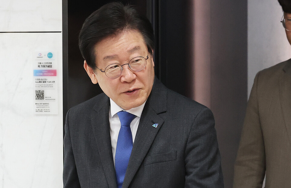 이재명 더불어민주당 대표가 14일 오전 경기도 성남시 워크앤올 그레이츠판교점에서 열린 '주69시간 장시간 노동, 크런치모드 확대 방지를 위한 IT노동자와의 간담회'에 참석하고 있다. /연합뉴스