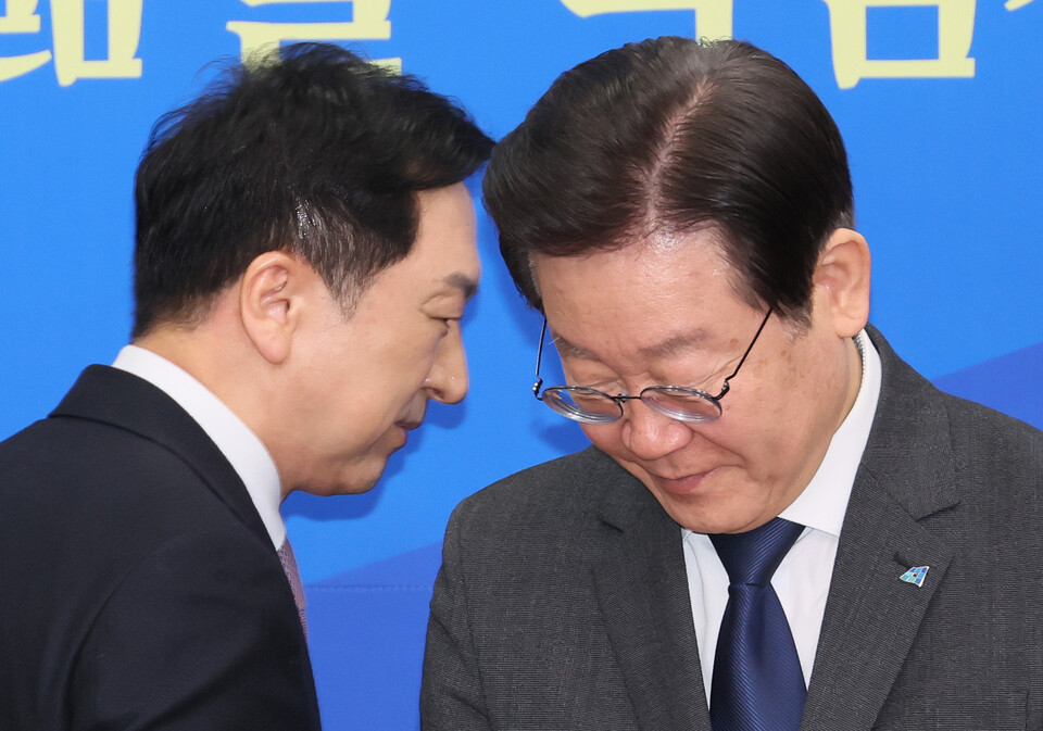 국민의힘 김기현 대표가 15일 오전 국회 민주당 대표회의실을 찾아 더불어민주당 이재명 대표와 면담 전 참석자들과 인사를 나눈 뒤 각자의 자리로 향하고 있다. /연합뉴스