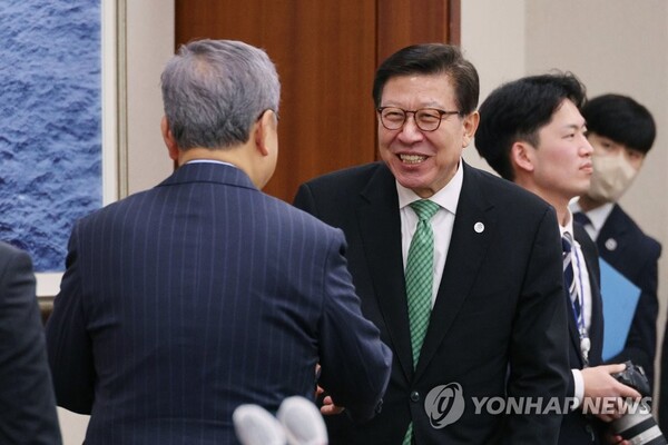 박진 외교부장관(왼쪽)과 박형준 부산광역시장이 15일 오전 국회에서 열린 2030 부산세계박람회 유치지원 특별위원회 전체회의 시작 전 인사를 나누고 있다. /연합뉴스