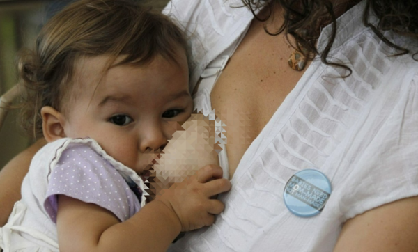 모유를 먹고 있는 아기 /연합뉴스