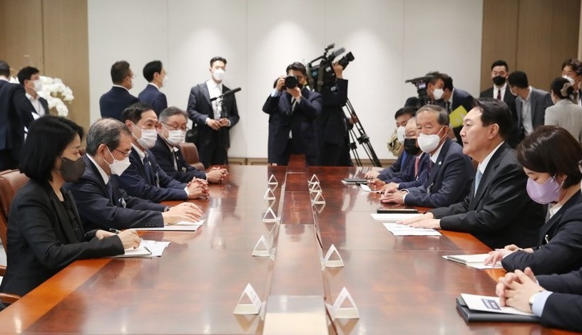 윤석열 대통령이 지난해 7월 4일 서울 용산 대통령실 청사에서 일본 경제단체연합회 대표단을 접견하고 있다. /연합뉴스