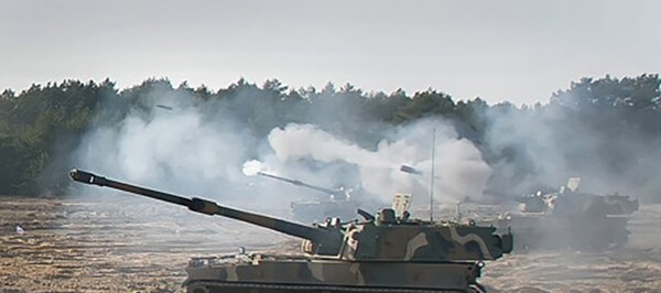 지난 2월 23일(현지시간) 폴란드 토룬 포병사격장에서 한국이 수출한 K9 자주포가 표적을 향해 포탄을 발사하고 있다. /국방부 제공=연합뉴스