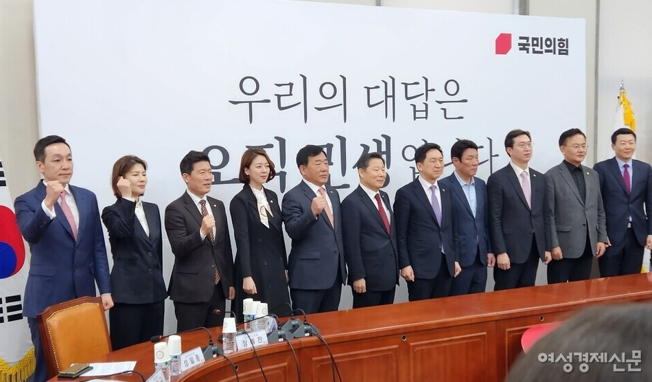 김기현 국민의힘 대표가 16일 오후 서울 여의도 국회에서 주요당직자 임명장 수여식 후 기념촬영을 하고 있다. (왼쪽부터)국민의힘 김민수 대변인, 김예령 대변인, 구자근 비서실장, 배현진 조직부총장, 박성민 전략기획부총장, 이철규 사무총장, 김 대표, 강대식 최고위원, 강민국 수석대변인, 유상범 수석대변인, 윤희석 대변인. /최수빈 기자