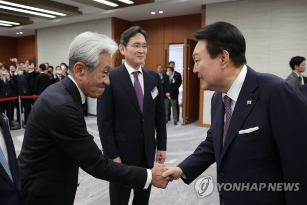 1박2일간의 일정으로 일본을 방문한 윤석열 대통령이 17일 도쿄 게이단렌(일본경제단체연합회) 회관에서 열린 한일 비즈니스라운드 테이블에서 코쿠부 후미야 마루베니 회장과 인사하고 있다. /연합뉴스