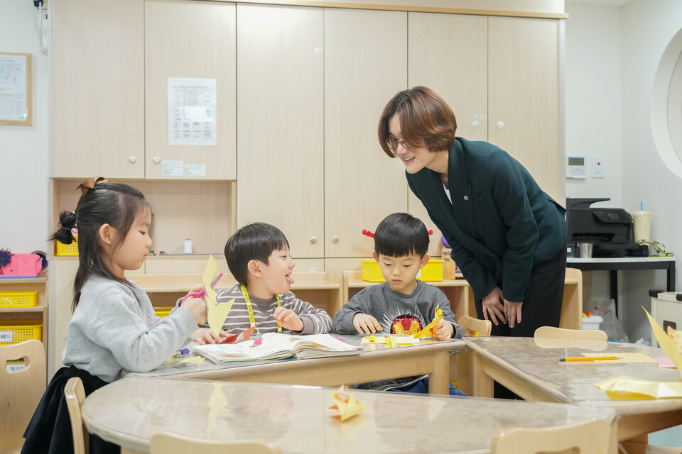 김영미 대통령직속 저출산‧고령사회위원회 부위원장은 16일 오전 11시 30분 서울 성동구에 위치한 모두의 숲 어린이집(원장 박미영)을 방문하여 직장어린이집 관련한 의견을 청취했다. /대통령직속 저출산‧고령사회위원회 제공