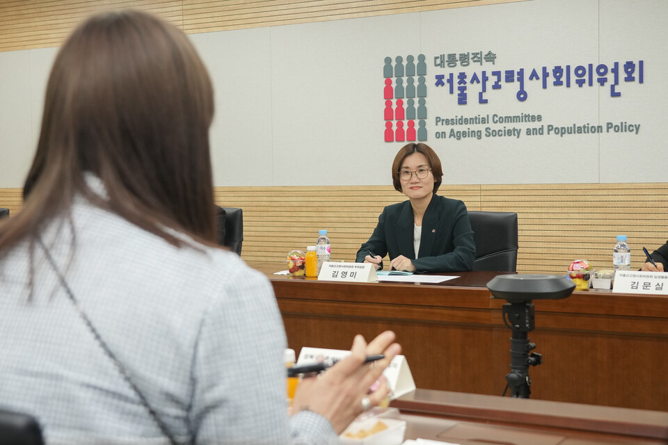 김영미 대통령직속 저출산‧고령사회위원회 부위원장은 16일 오후 6시 30분 정부서울청사 위원회 회의실에서 ‘아이 키우기 좋은 환경’ 마련을 위해 정책당사자의 생생한 의견을 듣고자 간담회를 개최했다. /대통령직속 저출산‧고령사회위원회 제공